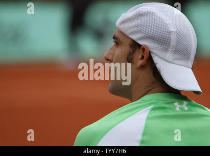 Americano Robby GINEPRI pause tra giochi durante il suo aperto francese di quarto round match contro il serbo Novak Djokovic al Roland Garros di Parigi il 31 maggio 2010. Djokovic sconfitto Ginepri 6-4, 2-6, 6-1, 6-2. UPI/David Silpa Foto Stock