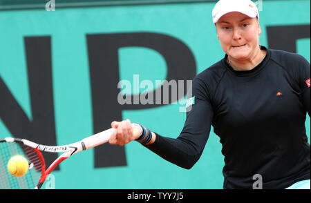 Il russo Nadia PETROVA colpisce un colpo durante il suo French Open quarterfinal match contro il russo Elena Dementieva al Roland Garros di Parigi il 1 giugno 2010. Dementieva sconfitto Petrova 2-6, 6-2, 6-0. UPI/David Silpa Foto Stock