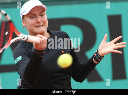 Il russo Nadia PETROVA colpisce un colpo durante il suo French Open quarterfinal match contro il russo Elena Dementieva al Roland Garros di Parigi il 1 giugno 2010. Dementieva sconfitto Petrova 2-6, 6-2, 6-0. UPI/David Silpa Foto Stock