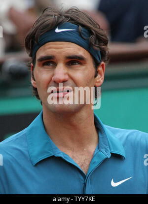 Roger Federer pause durante il suo aperto francese quarterfinal match contro lo svedese Robin Soderling al Roland Garros di Parigi il 1 giugno 2010. Soderling sconfitto Federer 3-6, 6-3, 7-5, 6-4. UPI/David Silpa Foto Stock