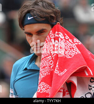 Roger Federer pause durante il suo aperto francese quarterfinal match contro lo svedese Robin Soderling al Roland Garros di Parigi il 1 giugno 2010. Soderling sconfitto Federer 3-6, 6-3, 7-5, 6-4. UPI/David Silpa Foto Stock