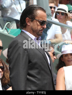 Il francese ex giocatore di tennis Henri Leconte arriva all'aperto francese mens partita finale tra lo spagnolo Rafael Nadal e lo svedese Robin Soderling al Roland Garros di Parigi il 6 giugno 2010. Nadal sconfitto Soderling 6-4, 6-2, 6-4 per vincere il suo quinto aperto francese titolo in sei anni. UPI/David Silpa Foto Stock