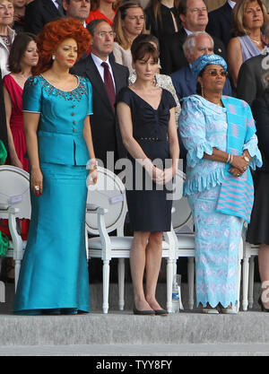 Soldati francesi giungono all'inizio dell'annuale parata militare a Place de la Concorde durante le celebrazioni per il giorno della Bastiglia di Parigi il 14 luglio 2010. I leader e i soldati da 13 ex colonie francesi in Africa, celebrare cinque decenni di indipendenza, sono stati invitati a prendere parte a questo anno la parata. UPI/David SilpaCameroon prima signora Chantal Biya (L), la Francia prima signora Carla Bruni-Sarkozy (C) e il Burkina Faso prima signora Chantal Compaoré guarda l annuale parata militare a Place de la Concorde durante le celebrazioni per il giorno della Bastiglia di Parigi il 14 luglio 2010. Leader e soldato Foto Stock