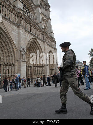 Un esercito francese funzionario di polizia pattuglia di fronte la Cattedrale di Notre Dame a Parigi il 4 ottobre 2010. La sicurezza è aumentata dal consigli di viaggio sono stati recentemente rilasciati dagli Stati Uniti Dipartimento di Stato, la Gran Bretagna e il Giappone segnalazione di potenziali minacce terroristiche da al-Qaeda nelle destinazioni turistiche e ai mezzi di trasporto pubblici. UPI/David Silpa Foto Stock