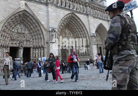 Un esercito francese funzionario di polizia pattuglia di fronte la Cattedrale di Notre Dame a Parigi il 4 ottobre 2010. La sicurezza è aumentata dal consigli di viaggio sono stati recentemente rilasciati dagli Stati Uniti Dipartimento di Stato, la Gran Bretagna e il Giappone segnalazione di potenziali minacce terroristiche da al-Qaeda nelle destinazioni turistiche e ai mezzi di trasporto pubblici. UPI/David Silpa Foto Stock