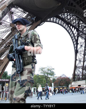 Un esercito francese funzionario di polizia di pattuglie della Torre Eiffel a Parigi il 4 ottobre 2010. La sicurezza è aumentata dal consigli di viaggio sono stati recentemente rilasciati dagli Stati Uniti Dipartimento di Stato, la Gran Bretagna e il Giappone segnalazione di potenziali minacce terroristiche da al-Qaeda nelle destinazioni turistiche e ai mezzi di trasporto pubblici. UPI/David Silpa Foto Stock