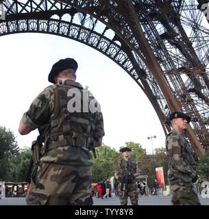 L esercito francese pattuglia di polizia la Torre Eiffel a Parigi il 4 ottobre 2010. La sicurezza è aumentata dal consigli di viaggio sono stati recentemente rilasciati dagli Stati Uniti Dipartimento di Stato, la Gran Bretagna e il Giappone segnalazione di potenziali minacce terroristiche da al-Qaeda nelle destinazioni turistiche e ai mezzi di trasporto pubblici. UPI/David Silpa Foto Stock