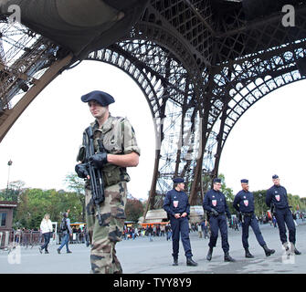 Un esercito francese funzionario di polizia di pattuglie della Torre Eiffel a Parigi il 4 ottobre 2010. La sicurezza è aumentata dal consigli di viaggio sono stati recentemente rilasciati dagli Stati Uniti Dipartimento di Stato, la Gran Bretagna e il Giappone segnalazione di potenziali minacce terroristiche da al-Qaeda nelle destinazioni turistiche e ai mezzi di trasporto pubblici. UPI/David Silpa Foto Stock