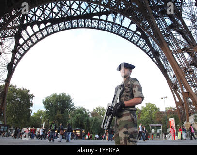 Un esercito francese funzionario di polizia di pattuglie della Torre Eiffel a Parigi il 4 ottobre 2010. La sicurezza è aumentata dal consigli di viaggio sono stati recentemente rilasciati dagli Stati Uniti Dipartimento di Stato, la Gran Bretagna e il Giappone segnalazione di potenziali minacce terroristiche da al-Qaeda nelle destinazioni turistiche e ai mezzi di trasporto pubblici. UPI/David Silpa Foto Stock