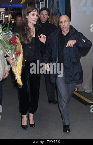 Angelina Jolie (L) e CEO della DreamWorks Animation Jeffrey Katzenberg arrivare al francese premiere del film 'Megamind' a Parigi il 29 novembre 2010. UPI/David Silpa Foto Stock