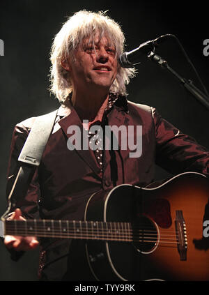 Bob Geldof esegue in concerto presso il Cafe de la Danse a Parigi il 6 maggio 2011. UPI/David Silpa Foto Stock