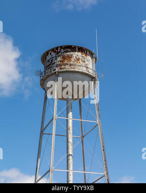 Vecchio abbandonato torre di acqua che è stato costruito durante la Seconda Guerra Mondiale per la fornitura di acqua per ordinanza sui siti di produzione Foto Stock