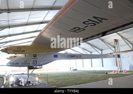 Solar Impulse, una Svizzera long-range a energia solare in aereo è visto in un hangar durante la 49th International Paris Air Show di Le Bourget vicino a Parigi il 20 giugno 2011. Il piano è stato programmato per partecipare all'air show ma è stato messo a terra da condizioni atmosferiche avverse. UPI/David Silpa Foto Stock