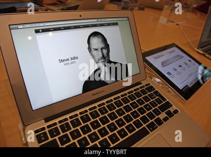 Lo schermo di un computer di visualizzazione di una immagine di Apple fondatore ed ex CEO Steve Jobs è visto in un Apple Store vicino a Place de l' Opera a Parigi a seguito dell'annuncio della sua morte il 6 ottobre 2011. Posti di lavoro è stato responsabile per trasformare il personal computing e ha inventato i dispositivi come iPod, iPhone e iPad. UPI/ David Silpa Foto Stock