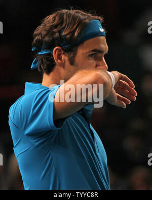 Roger Federer pause durante la sua BNP Paribas Masters semifinale partita contro il ceco Tomas BERDYCH a Parigi il 12 novembre 2011. Federer sconfitto Berdych 6-4, 6-2 di anticipo per le finali. UPI/David Silpa Foto Stock