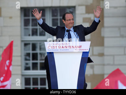 Partito socialista francese speranzoso presidenziale Francois Hollande parla in un rally al Chateau de Vincennes vicino a Parigi il 15 aprile 2012. Le stime iniziali rivendicazione oltre 100.000 tifosi hanno partecipato al rally. Gli ultimi sondaggi mostrano Hollande riacquistare slancio prima del primo turno di votazione il 22 aprile e vincere un 6 maggio runoff contro corrente il presidente francese Nicolas Sarkozy. UPI/David Silpa Foto Stock