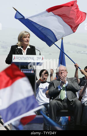 Il leader del Fronte nazionale parte Marine Le Pen parla di militanti durante una festa rally il giorno di maggio prima della seconda tornata di votazioni per le elezioni presidenziali in Parigi, Francia, 1 maggio 2012. Le Pen la cui parte giunse terzo con il 18 percento dell'bvotes nel primo turno di votazioni aveva affermato di votare in bianco. A R E suo padre, Jean Marie Le Pen applaude. UPI/Eco Clemente Foto Stock