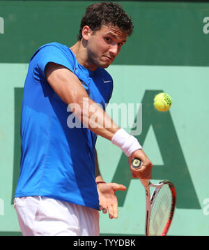 Il bulgaro Grigor Dimitrov colpisce un colpo durante il suo French Open mens match di primo turno contro l'americano Donald giovani al Roland Garros di Parigi il 29 maggio 2012. Dimitrov sconfitto giovani 7-6 (3), 6-1, 6-1 per avanzare al prossimo round. UPI/David Silpa Foto Stock