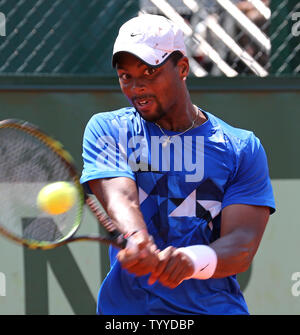 American Donald giovani colpisce un colpo durante il suo French Open mens match di primo turno contro il bulgaro Grigor Dimitrov al Roland Garros di Parigi il 29 maggio 2012. Dimitrov sconfitto giovani 7-6 (3), 6-1, 6-1 per avanzare al prossimo round. UPI/David Silpa Foto Stock