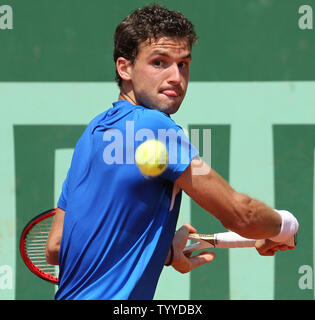 Il bulgaro Grigor Dimitrov colpisce un colpo durante il suo French Open mens match di primo turno contro l'americano Donald giovani al Roland Garros di Parigi il 29 maggio 2012. Dimitrov sconfitto giovani 7-6 (3), 6-1, 6-1 per avanzare al prossimo round. UPI/David Silpa Foto Stock