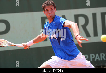 Il bulgaro Grigor Dimitrov colpisce un colpo durante il suo French Open mens match di primo turno contro l'americano Donald giovani al Roland Garros di Parigi il 29 maggio 2012. Dimitrov sconfitto giovani 7-6 (3), 6-1, 6-1 per avanzare al prossimo round. UPI/David Silpa Foto Stock
