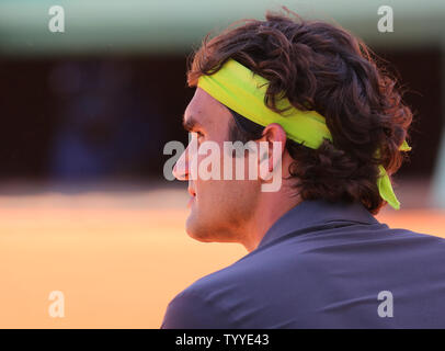 Roger Federer pause durante il suo French Open uomini semifinale partita contro il serbo Novak Djokovic al Roland Garros di Parigi il 8 giugno 2012. UPI/David Silpa Foto Stock