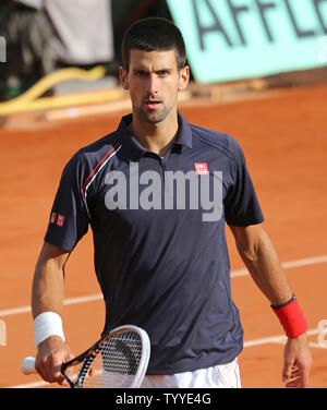 Il serbo Novak Djokovic pause durante il suo French Open uomini semifinale partita contro Roger Federer al Roland Garros di Parigi il 8 giugno 2012. Djokovic sconfitto Federer 6-4, 7-5, 6-3 di anticipo per le finali. UPI/David Silpa Foto Stock