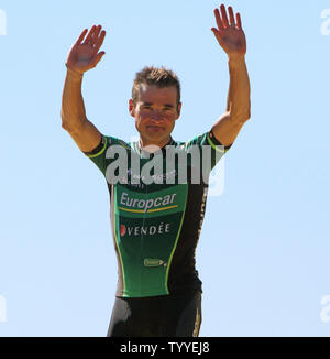 Il francese Thomas Voeckler festeggia sul podio presentazioni dopo aver vinto la polka dot jersey a significare la gara il miglior scalatore del Tour de France a Parigi il 22 luglio 2012. Bradley Wiggins della Gran Bretagna è diventato il paese il primo vincitore del Tour de France. UPI/David Silpa Foto Stock