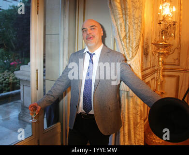 Autore americano Hector Tobar assiste un ricevimento presso l'U.S. Ambasciatore britannico a Parigi il 21 settembre 2012. La reception era frequentato da romanziere Toni Morrison, ospite d'onore di questa edizione del Festival America festival letterario, un evento biennale di Parigi che funzioni e celebra il nord americani autori. UPI/David Silpa. Foto Stock