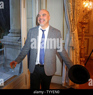 Autore americano Hector Tobar assiste un ricevimento presso l'U.S. Ambasciatore britannico a Parigi il 21 settembre 2012. La reception era frequentato da romanziere Toni Morrison, ospite d'onore di questa edizione del Festival America festival letterario, un evento biennale di Parigi che funzioni e celebra il nord americani autori. UPI/David Silpa. Foto Stock