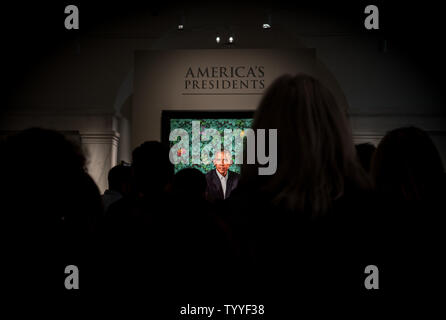 Una folla si raduna davanti al ritratto del Presidente Barack Obama nella National Portrait Gallery, Washington, DC, Stati Uniti d'America. Foto Stock