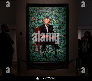 Le protezioni in stand by Kehinde Wiley il ritratto del Presidente Barack Obama nella National Portrait Gallery, Washington, DC, Stati Uniti d'America. Foto Stock