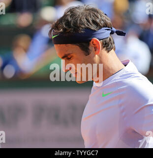 Roger Federer pause durante il suo French Open uomini quarterfinal match contro Tsonga Jo-Wilfried di Francia al Roland Garros di Parigi il 4 giugno 2013. Tsonga sconfitto Federer 7-5, 6-3, 6-3. UPI/David Silpa Foto Stock