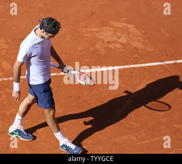 Roger Federer pause durante il suo French Open uomini quarterfinal match contro Tsonga Jo-Wilfried di Francia al Roland Garros di Parigi il 4 giugno 2013. Tsonga sconfitto Federer 7-5, 6-3, 6-3. UPI/David Silpa Foto Stock