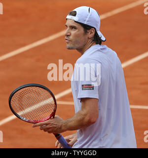 Il tedesco Tommy Haas pause durante il suo French Open uomini quarterfinal match contro il serbo Novak Djokovic al Roland Garros di Parigi il 5 giugno 2013. Djokovic sconfitto Haas 6-3, 7-6 (5), 7-5. UPI/David Silpa Foto Stock