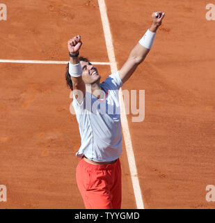 Lo spagnolo Rafael Nadal festeggia dopo aver vinto il suo French Open uomini semifinale partita contro il serbo Novak Djokovic al Roland Garros di Parigi il 7 giugno 2013. Nadal ha sconfitto Djokovic 6-4, 3-6, 6-1, 6-7 (3), 9-7. UPI/David Silpa Foto Stock