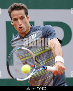 Felipe Lopez di Spagna colpisce un colpo durante il suo francese Open Uomini della seconda partita contro l'americano Donald giovani al Roland Garros di Parigi il 29 maggio 2014. Giovani sconfitto Lopez 6-3, 7-6 (1), 6-3 per avanzare alla terza rotonda. UPI/David Silpa Foto Stock