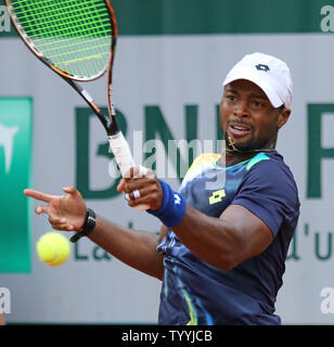 American Donald giovani colpisce un colpo durante il suo French Open uomini secondo round match contro Felipe Lopez di Spagna al Roland Garros di Parigi il 29 maggio 2014. Giovani sconfitto Lopez 6-3, 7-6 (1), 6-3 per avanzare alla terza rotonda. UPI/David Silpa Foto Stock