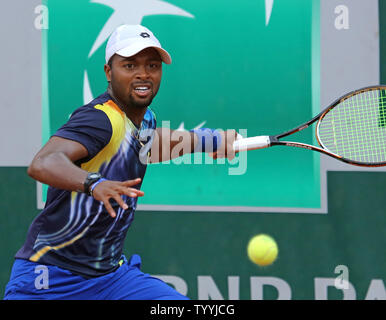 American Donald giovani colpisce un colpo durante il suo French Open uomini secondo round match contro Felipe Lopez di Spagna al Roland Garros di Parigi il 29 maggio 2014. Giovani sconfitto Lopez 6-3, 7-6 (1), 6-3 per avanzare alla terza rotonda. UPI/David Silpa Foto Stock