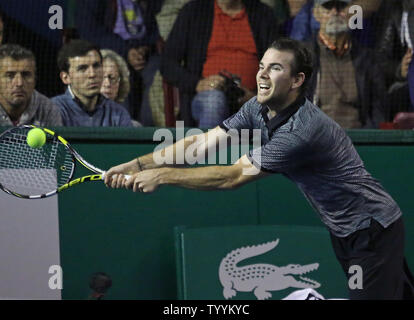 Adrian Mannarino della Francia colpisce un colpo durante il suo BNP Paribas Masters match di primo turno contro Pierre-Hugues Herbert di Francia a Parigi il 27 ottobre 2014. Mannarino sconfitto Herbert 7-6(3), 6-3 per avanzare al secondo turno. UPI/David Silpa Foto Stock