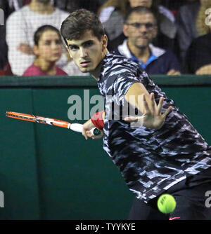 Pierre-Hugues Herbert della Francia colpisce un colpo durante il suo BNP Paribas Masters match di primo turno contro Adrian Mannarino di Francia a Parigi il 27 ottobre 2014. Mannarino sconfitto Herbert 7-6(3), 6-3 per avanzare al secondo turno. UPI/David Silpa Foto Stock