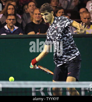 Pierre-Hugues Herbert della Francia colpisce un colpo durante il suo BNP Paribas Masters match di primo turno contro Adrian Mannarino di Francia a Parigi il 27 ottobre 2014. Mannarino sconfitto Herbert 7-6(3), 6-3 per avanzare al secondo turno. UPI/David Silpa Foto Stock