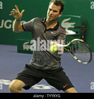 Adrian Mannarino della Francia colpisce un colpo durante il suo BNP Paribas Masters match di primo turno contro Pierre-Hugues Herbert di Francia a Parigi il 27 ottobre 2014. Mannarino sconfitto Herbert 7-6(3), 6-3 per avanzare al secondo turno. UPI/David Silpa Foto Stock