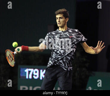 Pierre-Hugues Herbert della Francia colpisce un colpo durante il suo BNP Paribas Masters match di primo turno contro Adrian Mannarino di Francia a Parigi il 27 ottobre 2014. Mannarino sconfitto Herbert 7-6(3), 6-3 per avanzare al secondo turno. UPI/David Silpa Foto Stock