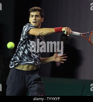 Pierre-Hugues Herbert della Francia colpisce un colpo durante il suo BNP Paribas Masters match di primo turno contro Adrian Mannarino di Francia a Parigi il 27 ottobre 2014. Mannarino sconfitto Herbert 7-6(3), 6-3 per avanzare al secondo turno. UPI/David Silpa Foto Stock