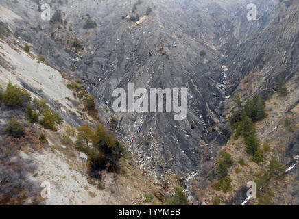 Fotografia rilasciato dall'Ufficio di Presidenza francese di indagine e analisi 25 Marzo 2015 mostra sulla panoramica della gamma della montagna dove la A320 Lufthansa aerei per il trasporto di passeggeri si è schiantato, nelle Alpi francesi. Il piano in direzione di Dusseldorf da Barcellona con 150 persone a bordo è stato presumibilmente preso in giù dal suo co-pilota Andreas Lubitz, non ci sono stati superstiti. Foto di Ufficio di Presidenza francese di indagine e analisi /UPI Foto Stock