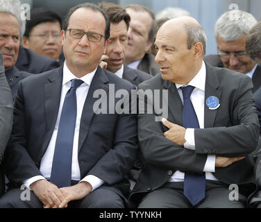 Il Presidente francese Francois Hollande (L) e amministratore delegato di Dassault aviazione Eric Trappier assistere alla dimostrazione dell'antenna di apertura della 51st International Paris Air Show di Le Bourget vicino a Parigi il 15 giugno 2015. Foto di David Silpa/UPI Foto Stock