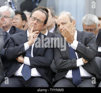 Il Presidente francese Francois Hollande (L) e amministratore delegato di Dassault aviazione Eric Trappier assistere alla dimostrazione dell'antenna di apertura della 51st International Paris Air Show di Le Bourget vicino a Parigi il 15 giugno 2015. Foto di David Silpa/UPI Foto Stock