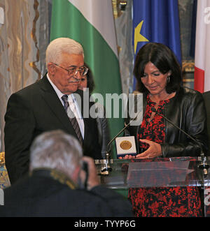 Il presidente palestinese Mahmoud Abbas riceve il Grand Medaille de Vermeil de la Ville de Paris dal sindaco di Parigi Anne Hidalgo, facendo di lui un cittadino onorario della città nel corso di una cerimonia presso il municipio di Parigi il 21 settembre 2015. Il premio è stato assegnato a Abbas in riconoscimento delle sue azioni verso la ricerca della pace tra i palestinesi e gli israeliani. Foto di David Silpa/UPI.. Foto Stock