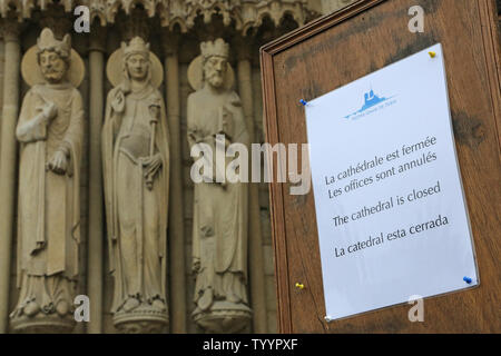 Un segno è visto annunciare la chiusura della cattedrale di Notre Dame a seguito dei recenti attacchi terroristici a Parigi il 14 novembre 2015. La capitale francese è stata recentemente colpita da una serie di attacchi coordinati in tutta la città che ha sostenuto almeno 120 vite. Lo Stato islamico (ISIS) ha rivendicato la responsabilità per gli attacchi. Foto di David Silpa/UPI Foto Stock